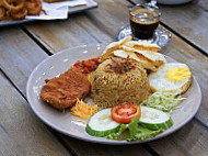 D Lela Corner food