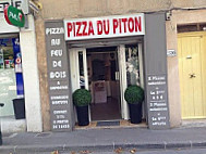 Pizza Du Piton outside