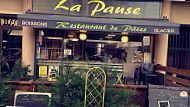 La Pause outside