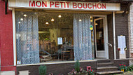 Mon Petit Bouchon outside