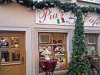 Pias Café inside