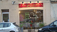 La Gourmandine outside