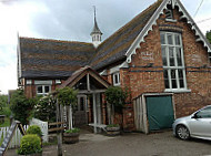 Cholmondeley Arms outside