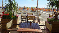 Oasis Beach/pub outside