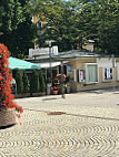 Hemingway Garden Cafe Am Brunnen outside