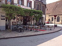 Le Petit Bistrot inside