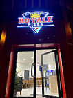 Royale Pizza outside