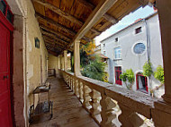 Le Patio De La Roche outside