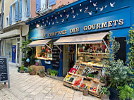 Le Comptoir des Gourmets outside