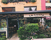 La Cesta outside