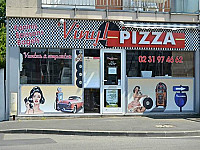 Vinyl Pizza outside