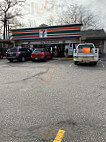 7-eleven outside