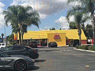 Wienerschnitzel outside