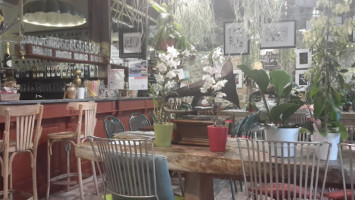 Cafe Des Fleurs inside