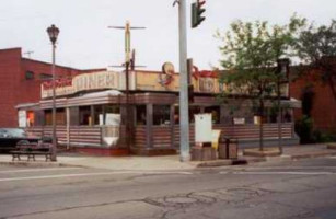 Red Robin Diner outside