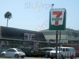 7-eleven outside