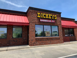 Dickey's Barbecue Pit outside