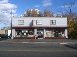 Birchwood Deli Liquor outside