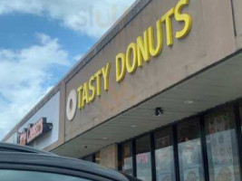 Tasty Donuts outside