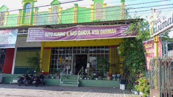 Nyai Dasimah outside