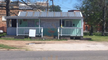 Friends And Neighbors Lunch Spot outside