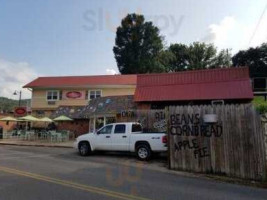 The Cotton Pickin' Inn outside