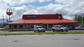 Pizza Hut outside