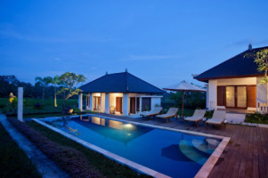 The Samara Villas outside