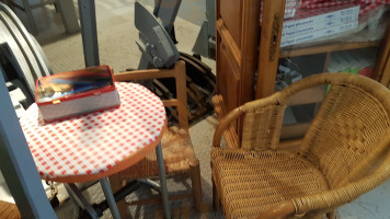 Les Tables De La Gare inside