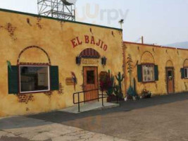 El Bajlo outside