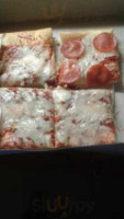 Buzzi's Pizza food