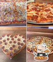 Luciani's Pizza food