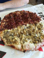 Tark's Pizza food