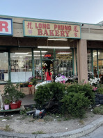 Long Phung Bakery outside