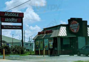 Huddle House outside