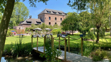 Hostellerie du Moulin Fouret outside