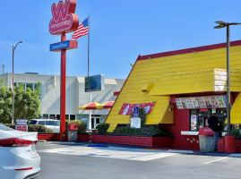 Wienerschnitzel outside