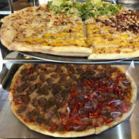 3 Luigis Pizzeria food