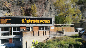 L'entrepotes outside