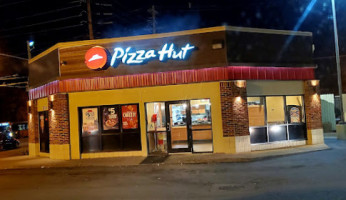 Pizza Hut outside