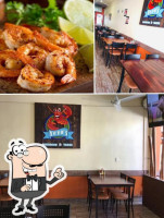 Mariscos Yeyo's inside