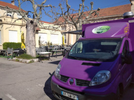 Petit Tonkinois Food Truck outside