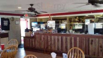 Tucky's BBQ inside