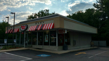 Honey Dew Donuts outside