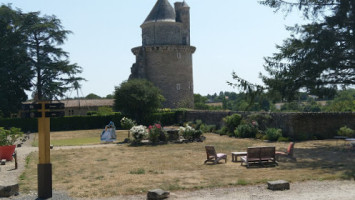 La Taverne Du Chateau outside