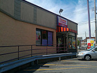 Baskin-robbins outside