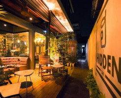 Hor Hidden Cafe inside