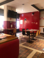 Pizza Hut Telheiras inside