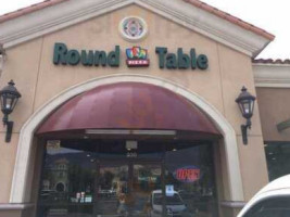 Round Table Pizza outside