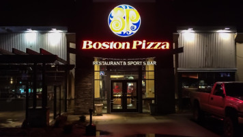 Boston Pizza outside